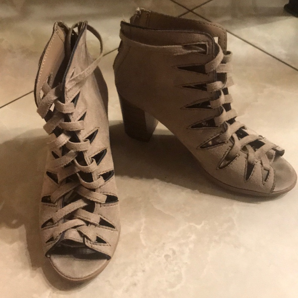 Short heel shoes
